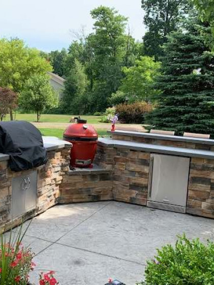 Outdoor Kitchens & Bars